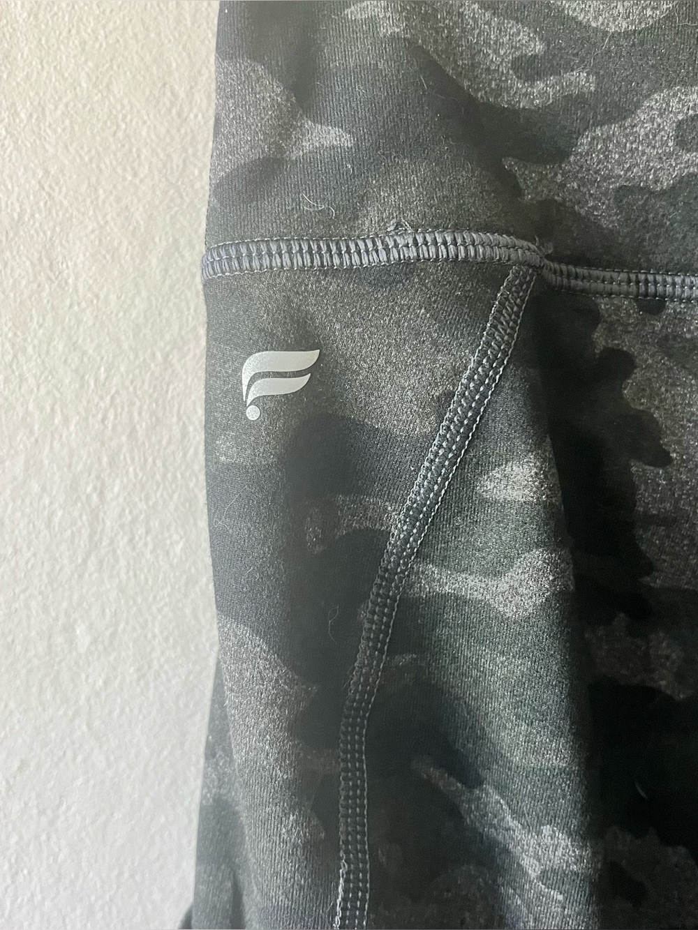 Fabletics Camo Power Hold Dark Green Grey Athletic Leggings Size Large - Picture 4 of 7